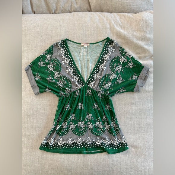 Lux Green V-Neck Top. Size small - Picture 4 of 9